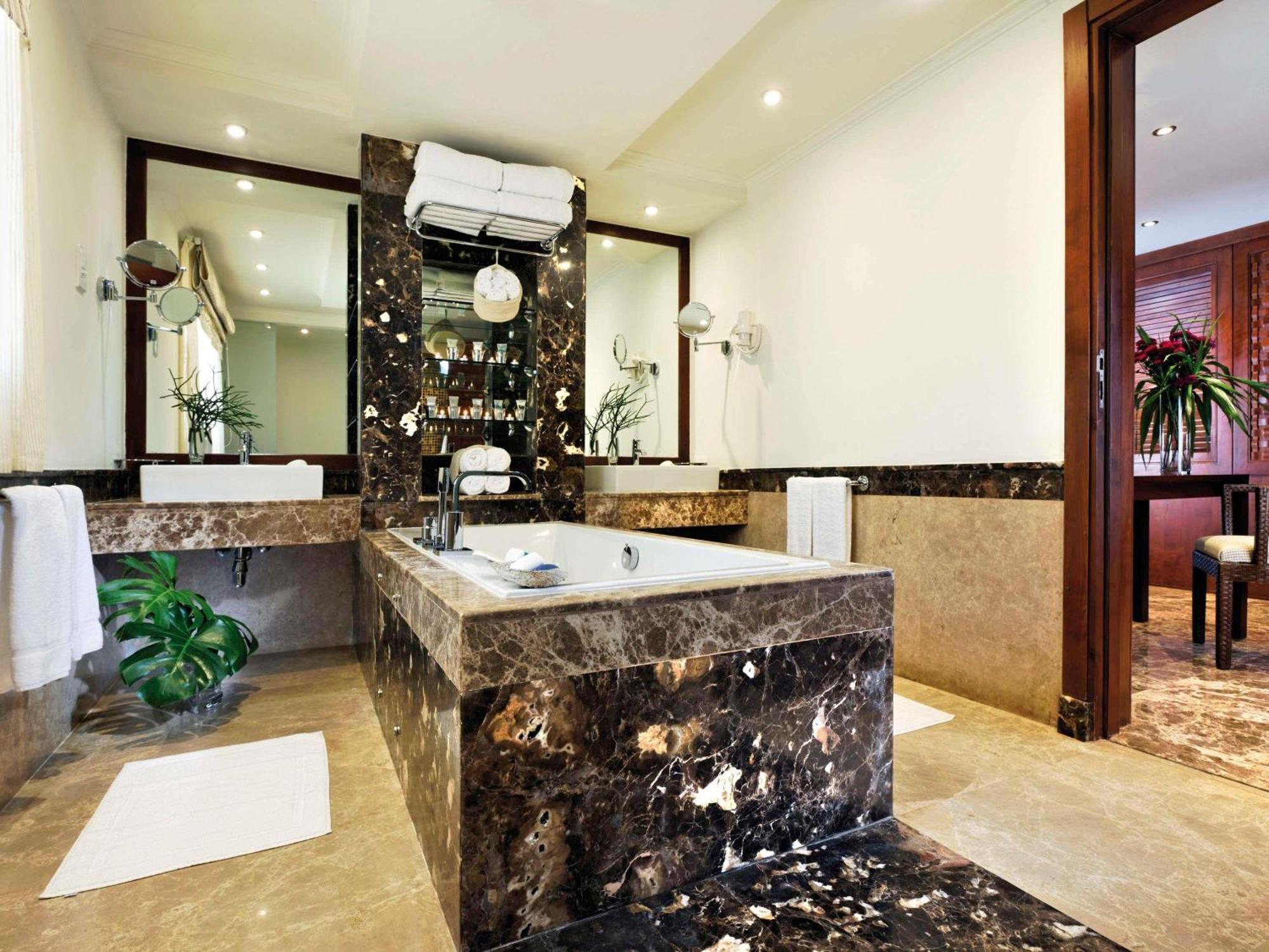 Mövenpick Resort 5*
